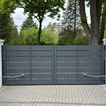 zweiflügeliges Aluminiumtor mit elektrischem Antrieb
