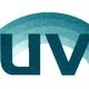 Logo met de tekst "Luvu" in blauwe letters met een gebogen vorm erachter.