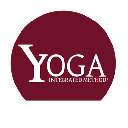 Logo rosso con la scritta "Yoga Integrated Method" in bianco.