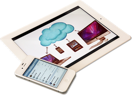 Tablet und Smartphone mit Cloud-Skizze auf dem Display.
