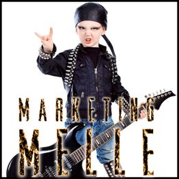 Kleines Kind in Rocker-Outfit mit Gitarre, zeigt Rock-Handzeichen. Text: "Marketing Melle".