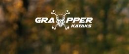 Logo mit Totenkopf und gekreuzten Knochen, Text: "Grapper Kayaks" auf unscharfem Hintergrund.