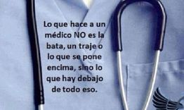 Estetoscopio sobre bata médica con texto inspirador a la izquierda sobre ser médico.