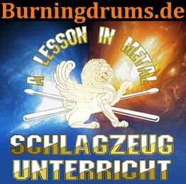 Schlagzeugunterricht-Poster mit Löwen, Trommelstöcken und brennendem Hintergrund.