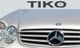 Voorkant van een zilverkleurige Mercedes-Benz auto met TIKO-logo erboven.