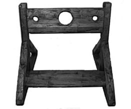 Holzstruktur mit Löchern, vermutlich Teil eines historischen Strafgeräts oder einer Vorrichtung.