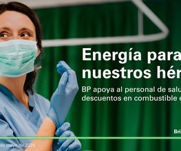 Médica con mascarilla y bata azul en sala, texto sobre descuentos de gasolina para personal de salud.