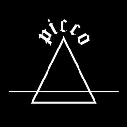 Triângulo branco com linha horizontal e a palavra "picco" em fonte gótica sobre fundo preto.