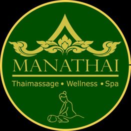 Grünes Logo mit goldener Verzierung: "MANATHAI - Thaimassage, Wellness, Spa" und Massage-Silhouette.