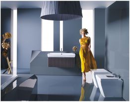 Futuristisches Badezimmerdesign mit Frau in gelbem Kleid, modernen Armaturen und stilvollen Elementen.