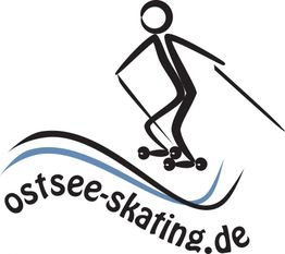 Strichmännchen auf Rollerski, Schriftzug "ostsee-skating.de", wellenförmige Linie darunter.