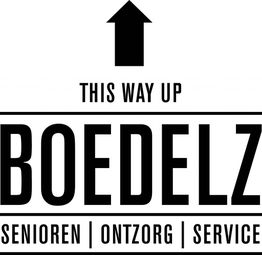 Pijl omhoog, tekst: "This Way Up", "BOEDELZ", "Senioren Ontzorg Service".