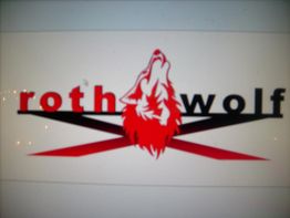 Logo mit rotem Wolfskopf, schwarzem Text "rothwolf" und geometrischen Formen auf weißem Hintergrund.