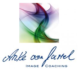 Abstrakte bunte Linien, darunter der Schriftzug "Anke van Farrel Image Coaching".