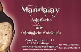 Asiatische und orientalische Wohnkultur mit Buddha-Statue auf rotem Hintergrund.