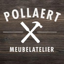 Logo van Pollaert Meubelatelier met hamer en beitel op houten achtergrond.