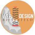 Logo mit Text "Web Design Bitterfeld", stilisierter Turm auf orangefarbenem Hintergrund.