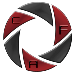 Rotes und schwarzes zahnradförmiges Design mit den Buchstaben C, A und F auf den Segmenten.