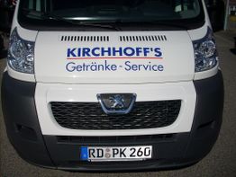 Lieferwagen von Kirchhoff's Getränke-Service, von vorne gesehen, mit deutschem Kennzeichen.