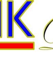 Logo mit Text "ELNIK" in Rot-Blau und "Design" in eleganter Schrift, goldfarben.