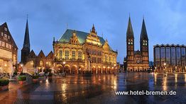 Bremer Marktplatz bei Abenddämmerung mit beleuchtetem Rathaus und Dom.