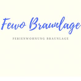 "Schriftzug: Fewo Braunlage, Ferienwohnung Braunlage auf hellem Hintergrund in Blau und Schwarz."
