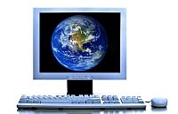 Computerbildschirm mit Weltkugel, Tastatur und Maus.