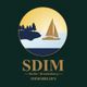 Logo mit Segelboot und Küste vor Sonne, Text: "SDIM Berlin-Brandenburg Immobilien".