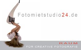 Frau in einem Tuch hängend, darunter Text: Fotomietstudio24.de - Raum für kreative Fotografie.