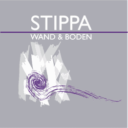 Graues Logo mit Schriftzug "STIPPA WAND & BODEN", Pinselstrich-Kunstwerk unten links.