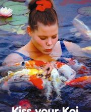 Eine Frau im Wasser küsst Koi-Fische. Sie trägt ein Haarband. Text: "Kiss your Koi".