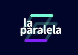 Texto "la paralela" sobre fondo oscuro con líneas paralelas en tonos verde y morado.