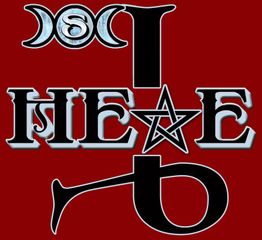 „I HERE“ in dekorativen Buchstaben auf rotem Hintergrund mit einem Pentagramm.