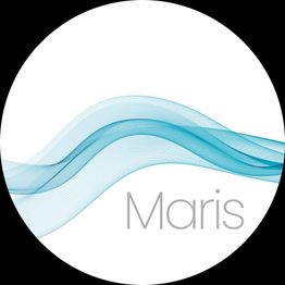 Abstrakte blaue Wellen auf weißem Hintergrund mit dem Wort "Maris" rechts unten.