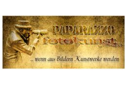 "Paparazzo Fotokunst" auf altem Goldhintergrund, mit Fotografen und dem Text "...wenn aus Bildern Kunstwerke werden."