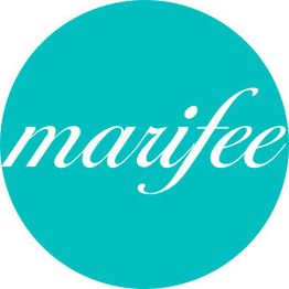 Ein türkisfarbener Kreis mit dem Wort "marifee" in weißer, geschwungener Schrift.