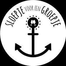 Logo met anker en tekst "Sloepje voor een Groepje", met glazen in het midden.