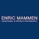 Blauer Hintergrund mit weißem Text: "ENRIC MAMMEN ADVERTISING- & PORTRAIT PHOTOGRAPHY".