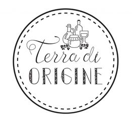 Logo circular con texto "Terra di origine" y dibujos de botellas y copa de vino.