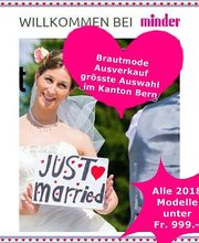 Braut hält "Just Married"-Schild, Text im Herz: "Brautmode Ausverkauf, Kanton Bern".