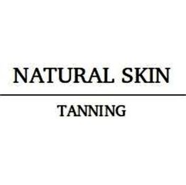 Text: "NATURAL SKIN TANNING". Schwarzer Text auf weißem Hintergrund.