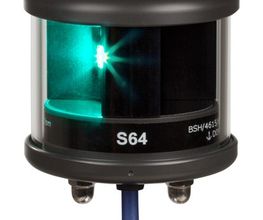 LED Steuerbordlicht der Serie S64 mit BSH-Zulassung für Schiffe bis 50 m Länge. Korpus aus seewasserbeständigem Aluminium, mit Hart-Elox-Beschichtung, Farbe graphitgrau. In den Farben Standard, Messing, Weiß und Nickel erhältlich. 