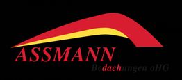 Logo von Assmann Bedachungen mit einem stilisierten Dach in Rot und Gelb auf schwarzem Hintergrund.