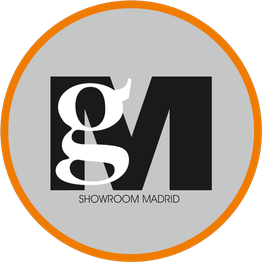 Logotipo de GM Showroom Madrid, letras negras y blancas en fondo gris con borde naranja.