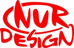 Roter Schriftzug "NUR DESIGN" mit stilisierter Umrahmung auf weißem Hintergrund.