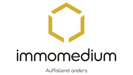 Logo eines Unternehmens mit gelbem Sechseck und dem Text "immomedium – Auffallend anders".