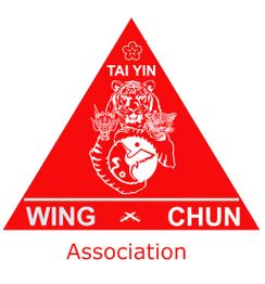 Triangle rouge avec tigre, dragon et yin-yang. Texte: "Tai Yin Wing Chun Association".