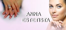 Mani curate e viso sorridente sopra la scritta "Anna Estetista" su sfondo sfumato rosa.