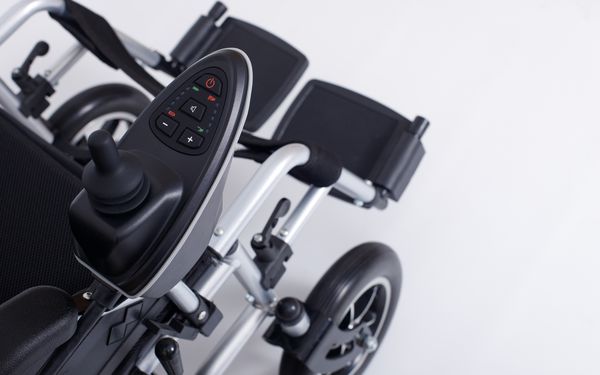 Es wird ein elektrischer Rollstuhl abgebildet.