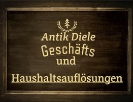 Altes Holzschild mit der Aufschrift: "Antik Diele Geschäft und Haushaltsauflösungen".
